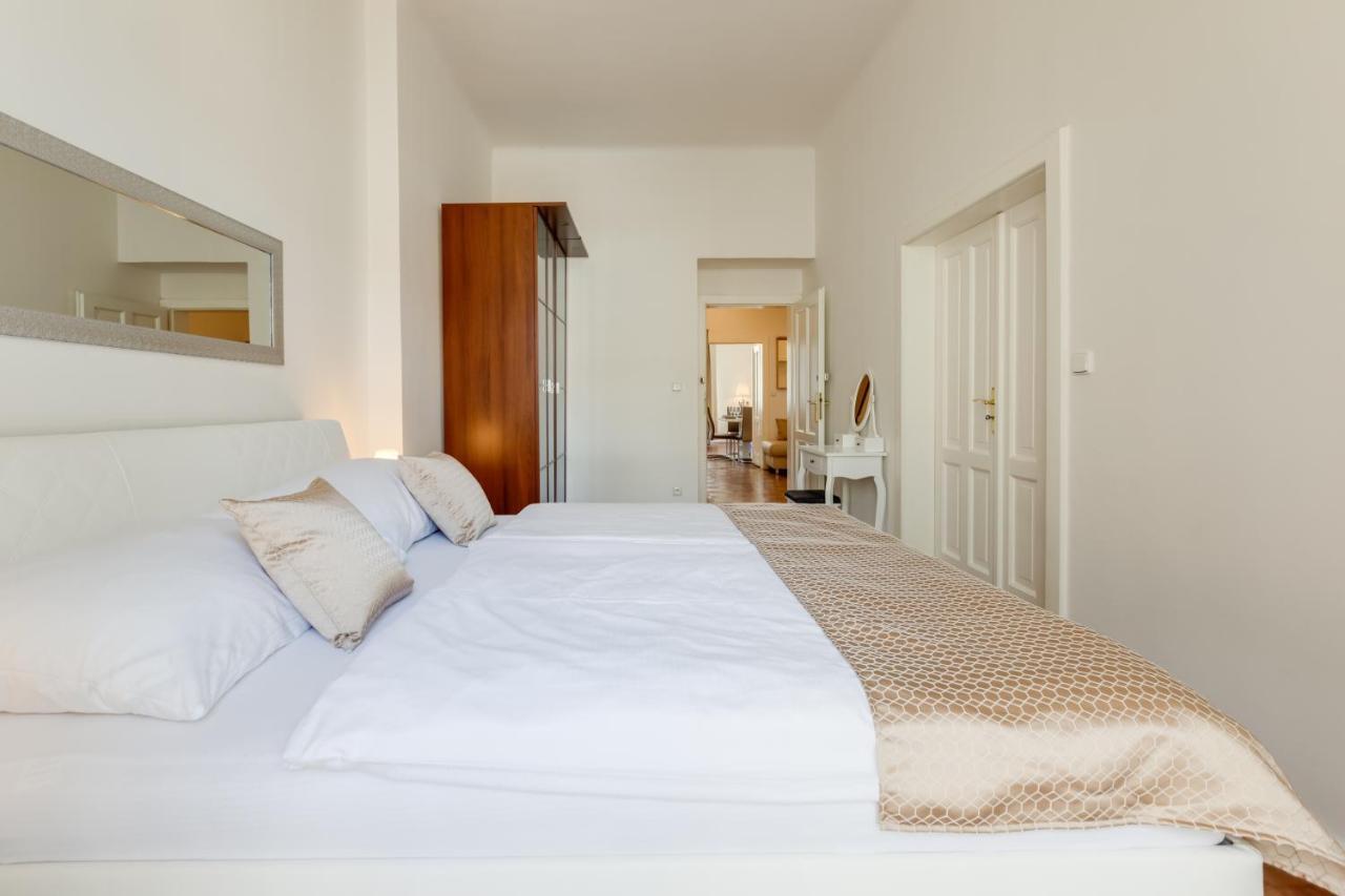 Luxury Riverside Apartments In The Center Of Praag Buitenkant foto